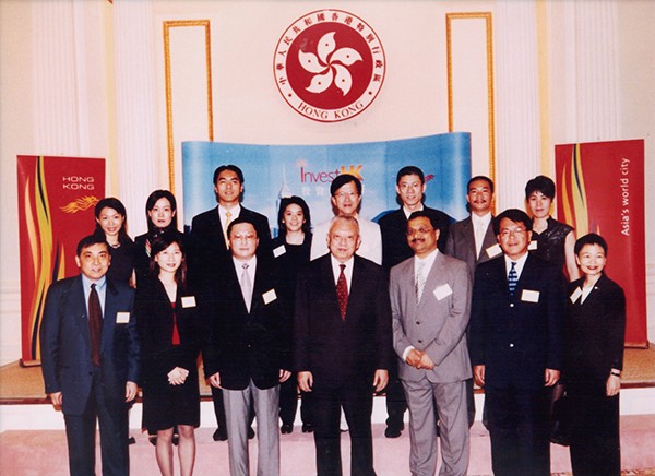 創始人唐九勝先生於時任香港特區行政長官董建華先生及企業代表合影